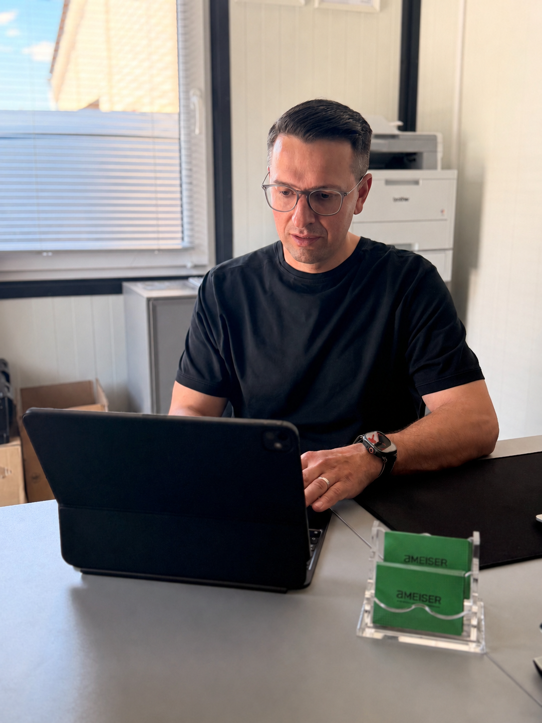 Vadim Ameiser im Sachverständigenbüro an seinem Arbeitsplatz