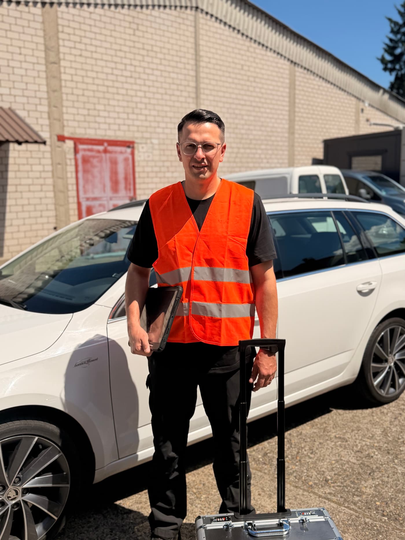 Kfz-Sachverständiger Vadim Ameiser bei der Aufnahme eines Fahrzeugschadens in St. Leon-Rot