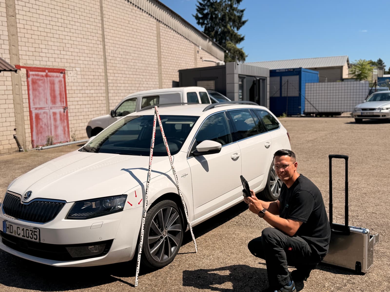 Kfz-Gutachter Vadim Ameiser bei der Schadenaufnahme an einem Fahrzeug im Raum Leimen