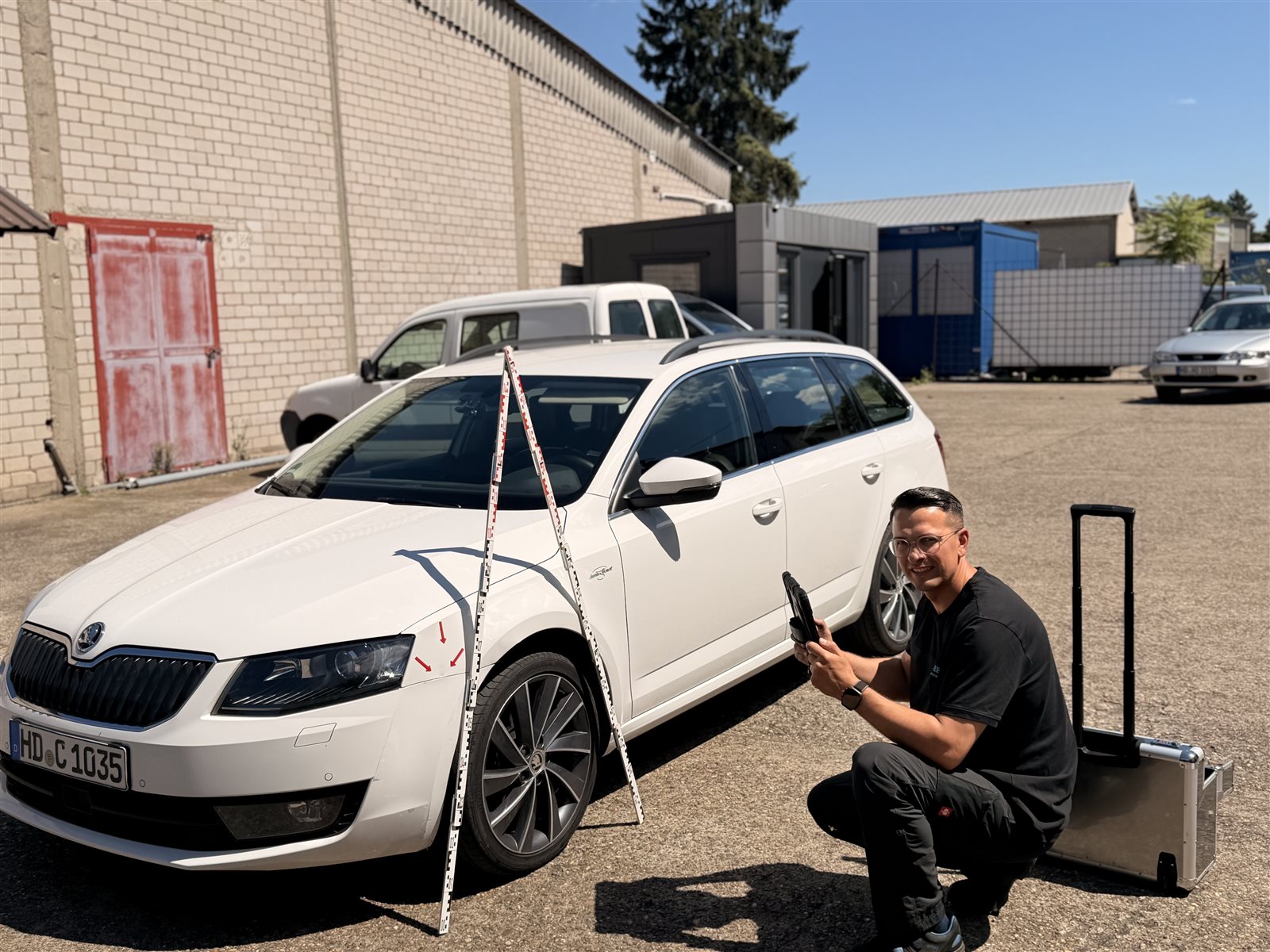 Kfz-Gutachter vermisst einen Fahrzeugschaden für ein Kfz-Gutachten im Raum Eppelheim