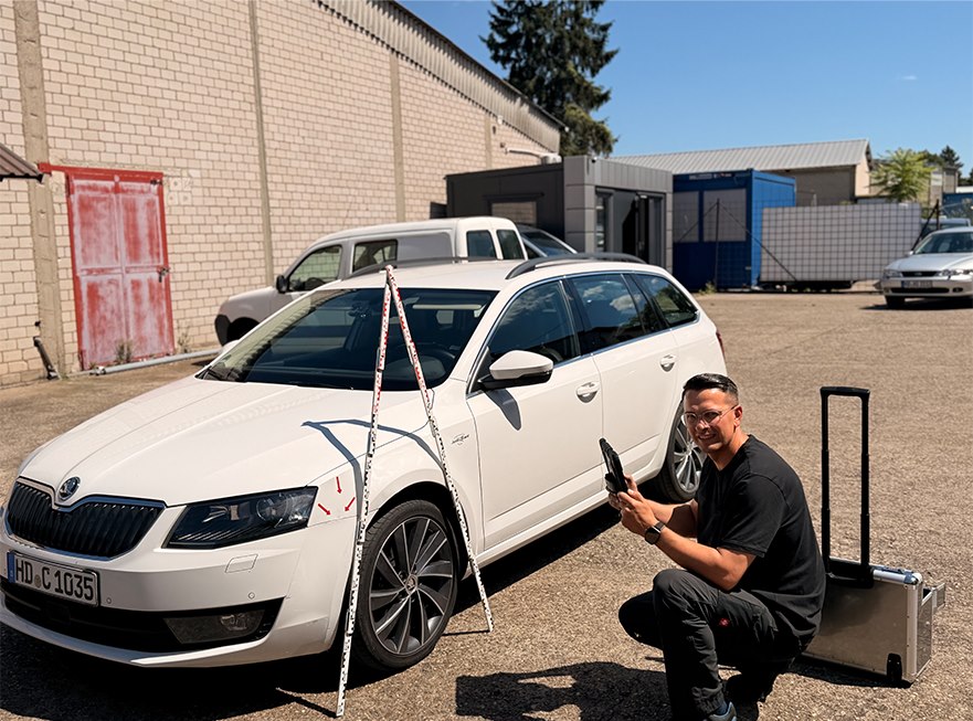 Kfz-Sachverständiger Vadim Ameiser vermisst einen Fahrzeugschaden vor Ort